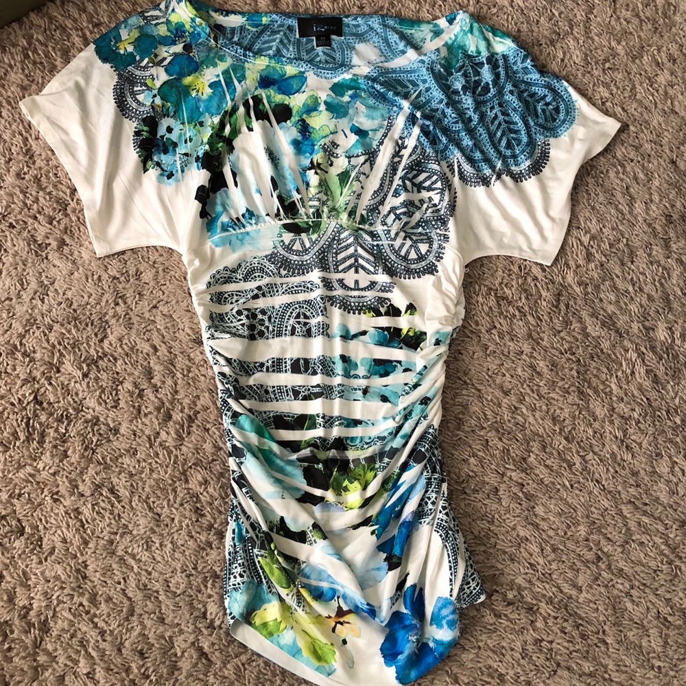 💚 XS Beautiful Patterned shirt w ruching on sides
